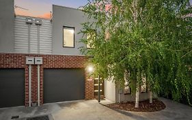 Sovereign Hill Close -Private, Peaceful, Modern
